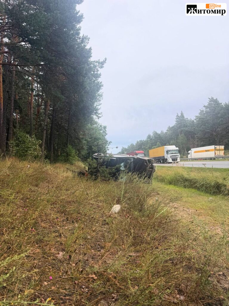 Після удару Nissan тричі перекинувся: шукають свідків ДТП на трасі Київ–Житомир - фото №1