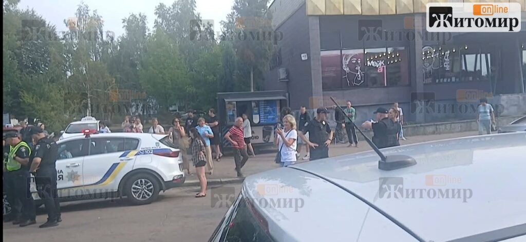 У Малині близько 50 людей заблокували поліцейське авто під час заходів ТЦК: чоловіка госпіталізували - фото №4