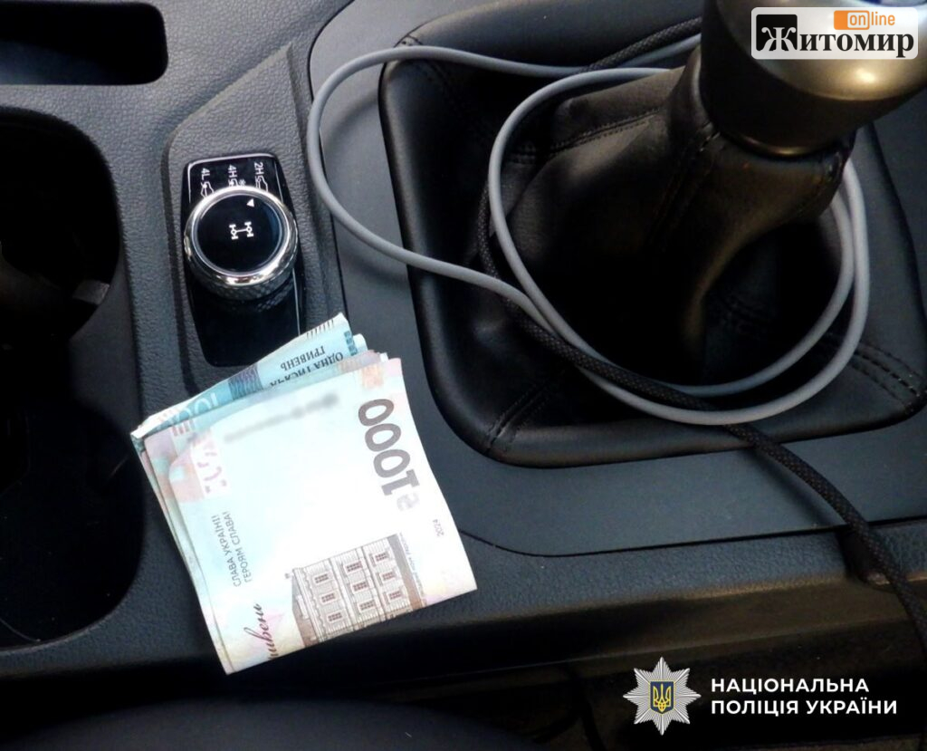 На Звягельщині двоє водіїв намагалися підкупити поліцейських: один пропонував 6 тисяч, інший — 5 тисяч гривень - Події. Джерело: Zhitomir-OnLine На Звягельщині двоє водіїв намагалися підкупити поліцейських: один пропонував 6 тисяч, інший — 5 тисяч гривень - фото №