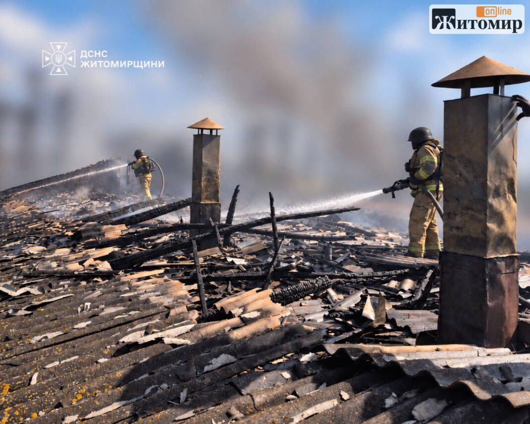 2026-09-20 15.14.55 Рятувальники гасять пожежу після ворожого удару на Житомирщині