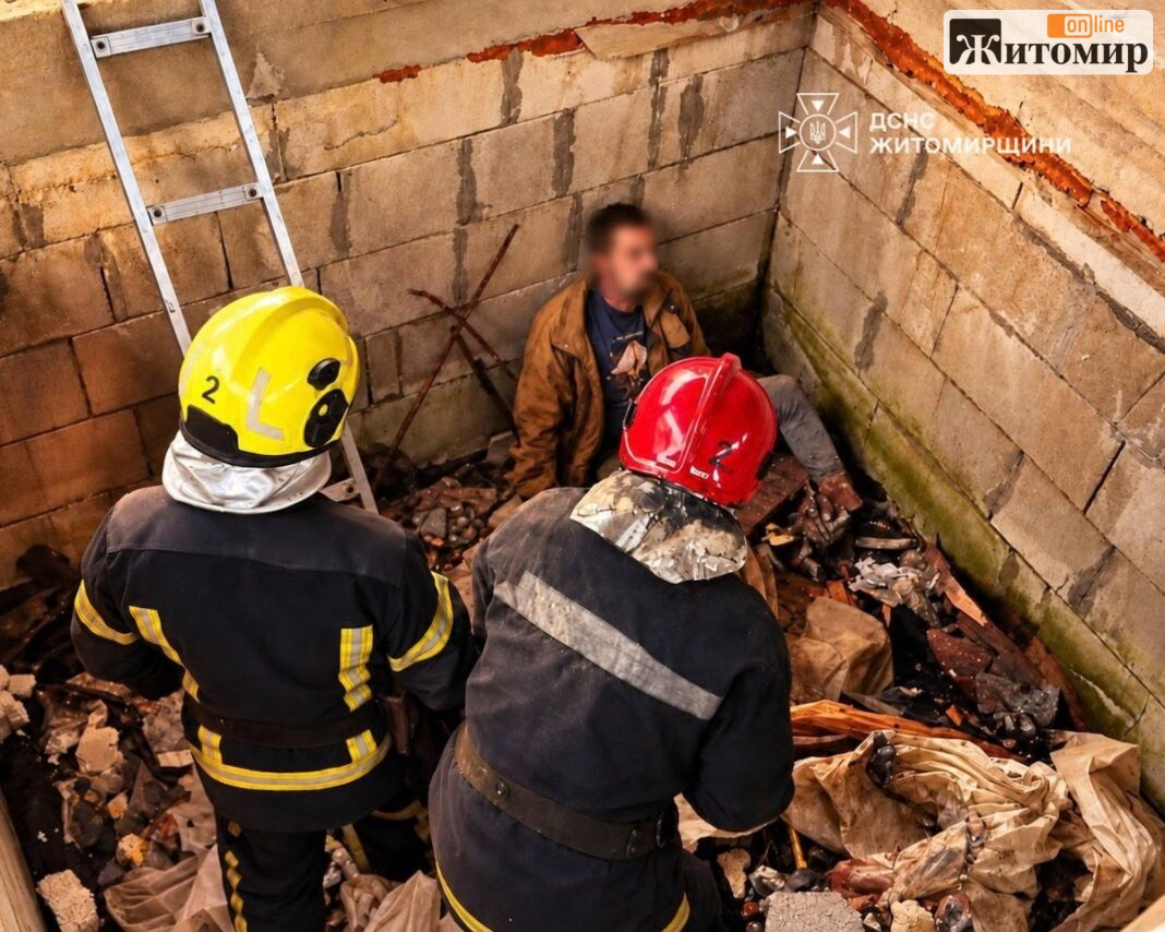 У Житомирі рятувальники дістали чоловіка з ями Рятувальники ДСНС допомагають чоловікові, який упав у яму в Житомирі