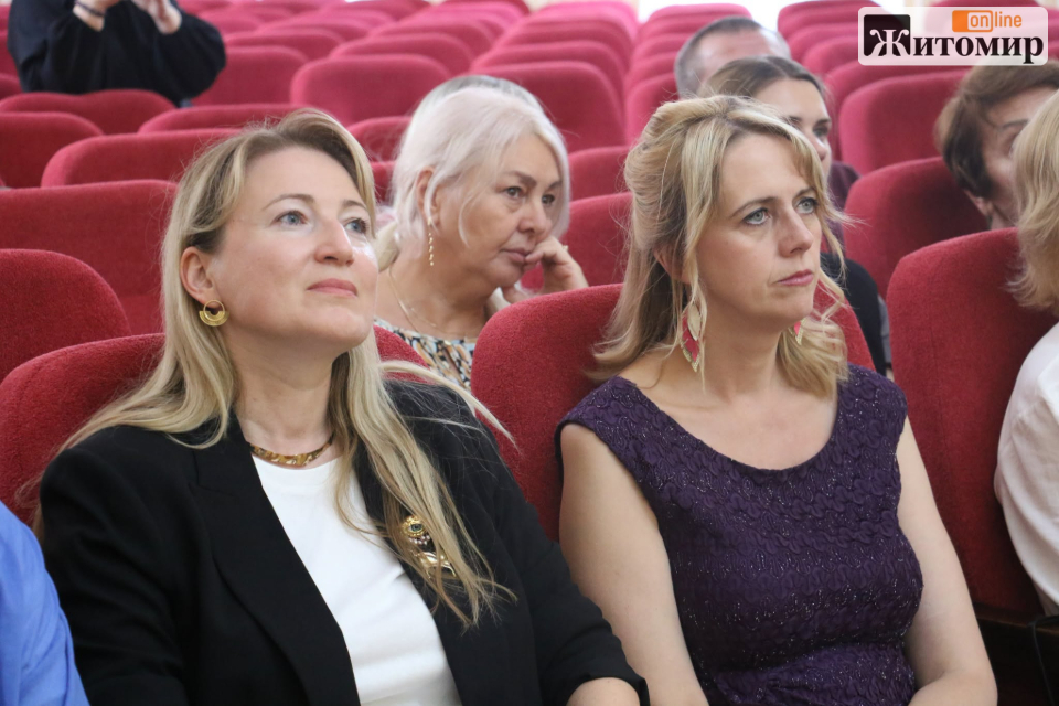 Британська скрипалька та композиторка Керенза Пікок провела майстер-клас для юних житомирян - Культура. Джерело: Zhitomir-OnLine Британська скрипалька та композиторка Керенза Пікок провела майстер-клас для юних житомирян - фото №