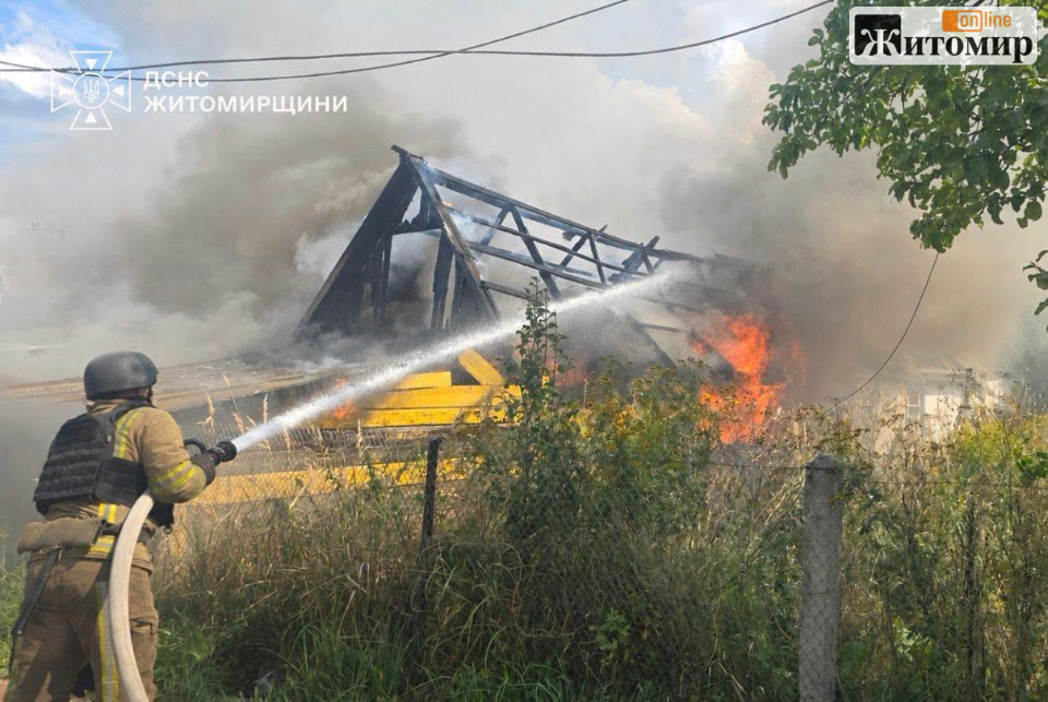 Пожежа на 90 квадратних метрів: наслідки обстрілу Овруцької громади - фото №2