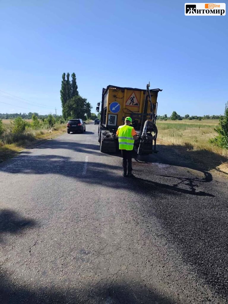 За три місяці дорожники відремонтували 250 км шляхів на Житомирщині - Інформація. Джерело: Zhitomir-OnLine За три місяці дорожники відремонтували 250 км шляхів на Житомирщині - фото №1