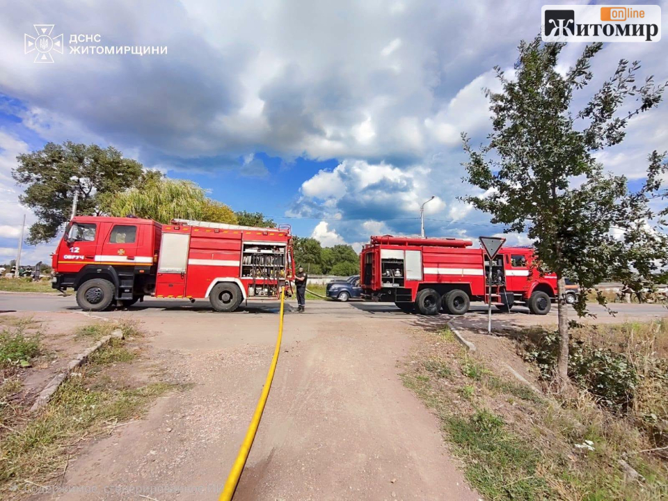 Пожежа на 90 квадратних метрів: наслідки обстрілу Овруцької громади - фото №1