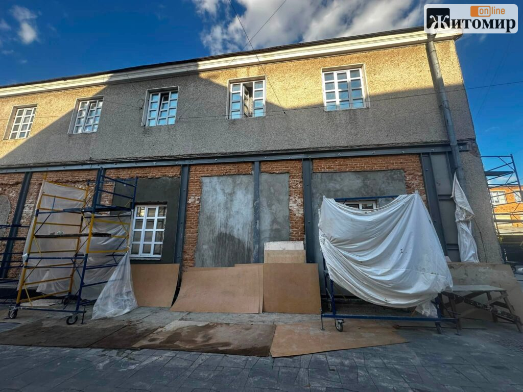 Під шарами ремонту Михайлівського собору в Житомирі проступили старі аркові вікна. ФОТО - Інформація, Фоторепортаж. Джерело: Zhitomir-OnLine Під шарами ремонту Михайлівського собору в Житомирі проступили старі аркові вікна. ФОТО - фото №3