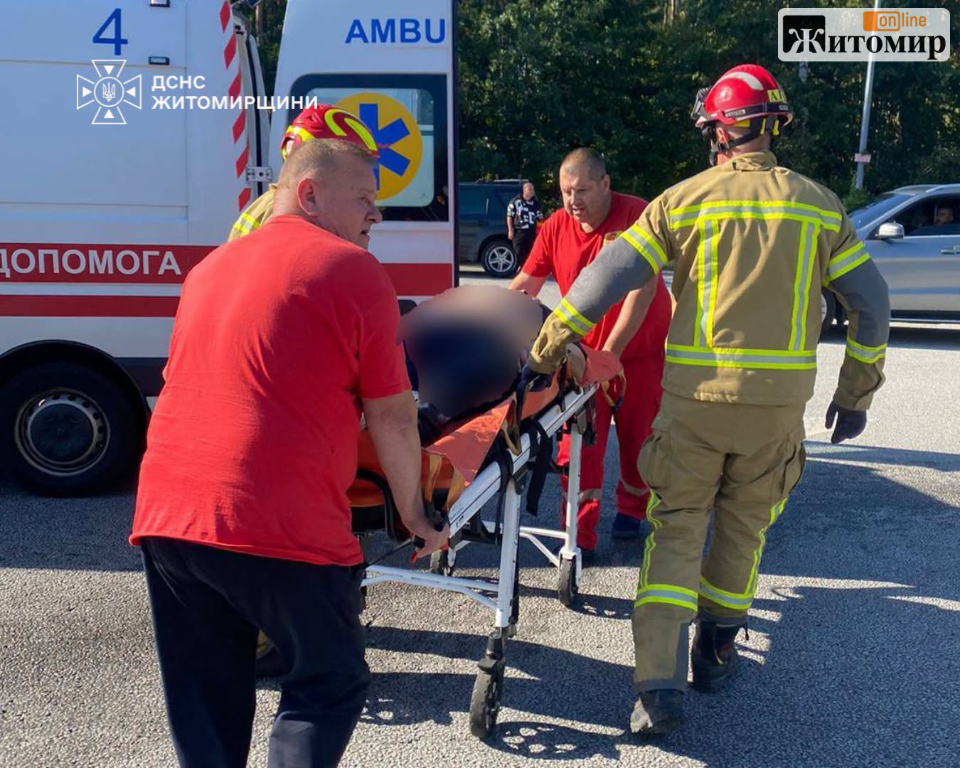Рятувальники деблокували чоловіка з понівеченого легковика біля Житомира
