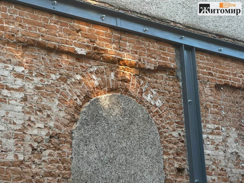 Під шарами ремонту Михайлівського собору в Житомирі проступили старі аркові вікна. ФОТО - Інформація, Фоторепортаж. Джерело: Zhitomir-OnLine Під шарами ремонту Михайлівського собору в Житомирі проступили старі аркові вікна. ФОТО - фото №2