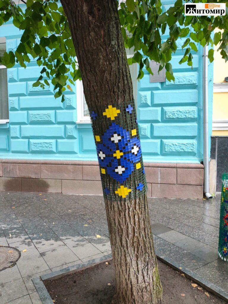 Дерева на Михайлівській «вдягнули» у вишиванки: так діти привітали Житомир із Днем міста - фото №2