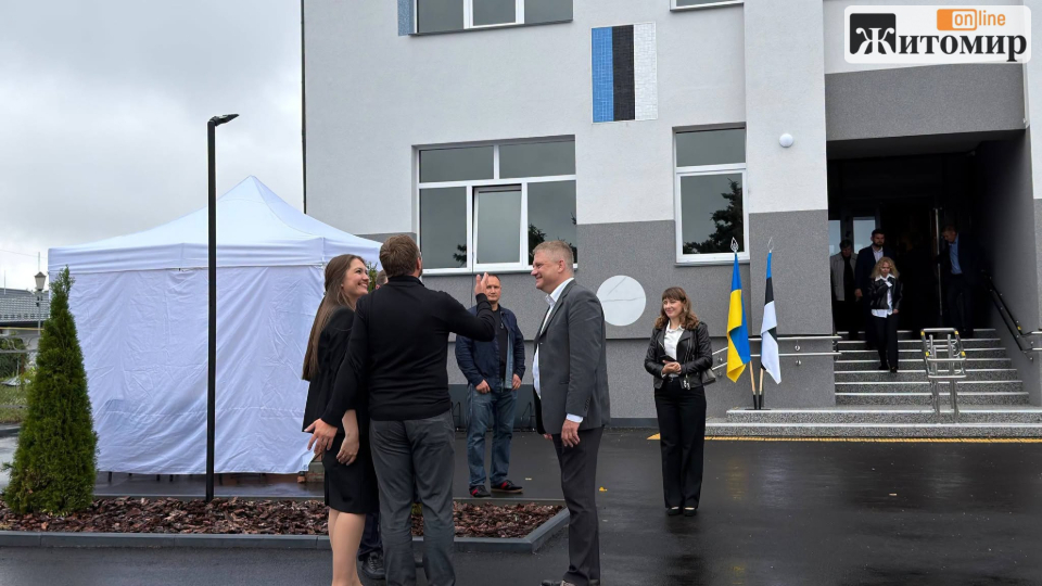 Зруйновану росіянами школу мистецтв у місті Житомирської області відновили за підтримки Естонії - фото №1