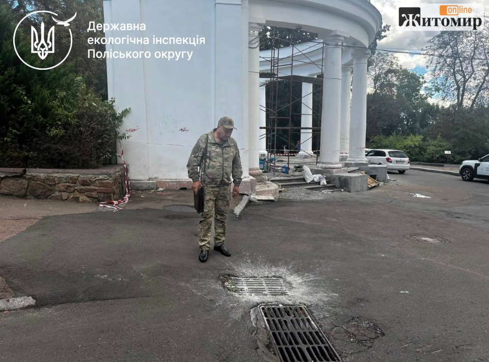 Під час ремонту арки в Житомирі фарбу злили у дощову каналізацію: порушника оштрафували