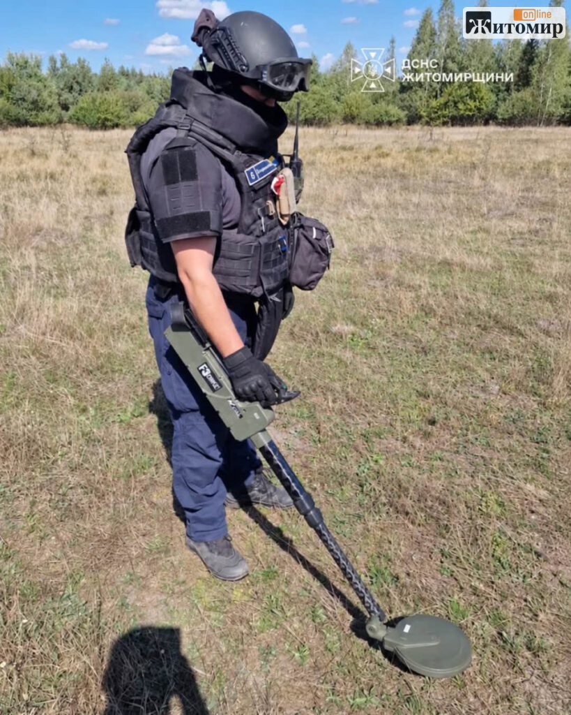 У лісі Житомирського району піротехніки знешкодили артилерійський снаряд