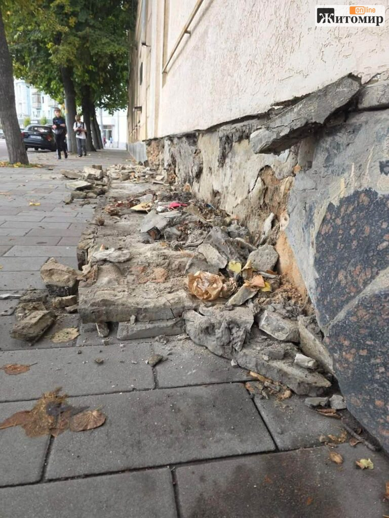 На Бердичівській у Житомирі від будівлі відвалився великий шматок: уламки впали біля тротуару - фото №