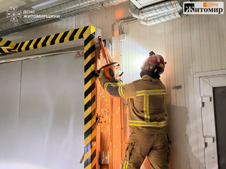 Ворог атакував підприємство на Житомирщині: пожежу гасили 70 рятувальників - фото №2