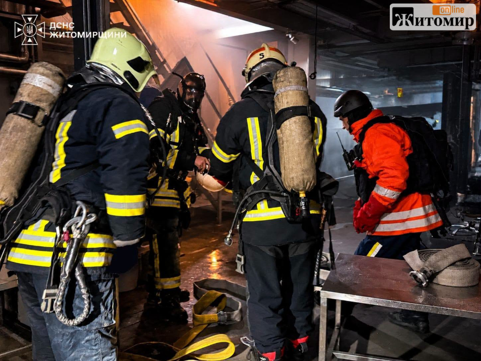 Ворог атакував підприємство на Житомирщині: пожежу гасили 70 рятувальників - фото №1