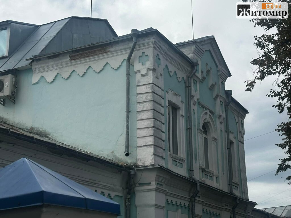 У Житомирі почав руйнуватися фасад колишнього лікеро-горілчаного заводу - Інформація, Фоторепортаж. Джерело: Zhitomir-OnLine У Житомирі почав руйнуватися фасад колишнього лікеро-горілчаного заводу - фото №1