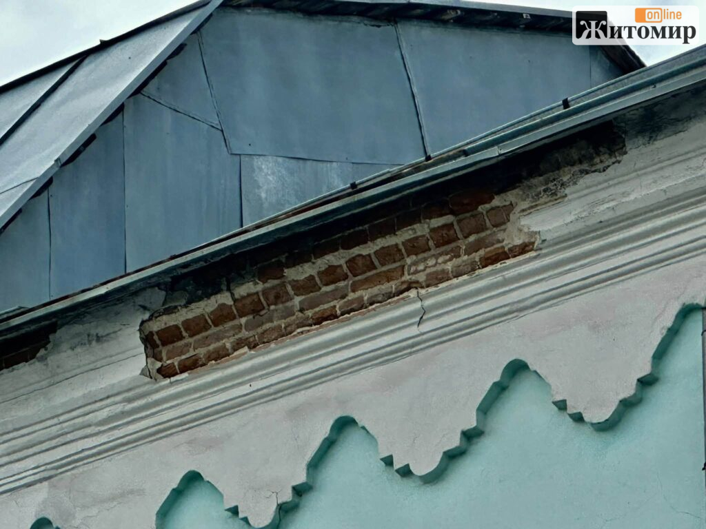У Житомирі почав руйнуватися фасад колишнього лікеро-горілчаного заводу - Інформація, Фоторепортаж. Джерело: Zhitomir-OnLine У Житомирі почав руйнуватися фасад колишнього лікеро-горілчаного заводу - фото №