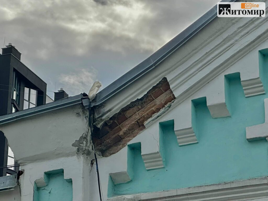 У Житомирі почав руйнуватися фасад колишнього лікеро-горілчаного заводу - Інформація, Фоторепортаж. Джерело: Zhitomir-OnLine У Житомирі почав руйнуватися фасад колишнього лікеро-горілчаного заводу - фото №2