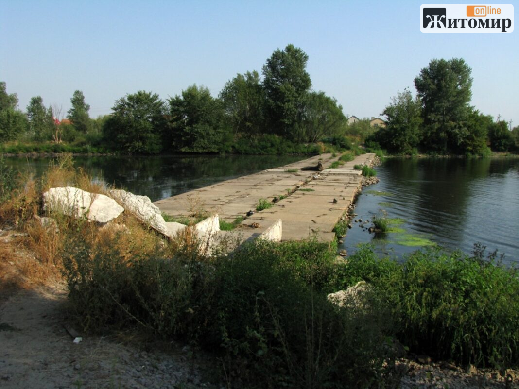 Бетонна гідротехнічна споруда біля водойми, ілюстративне фото