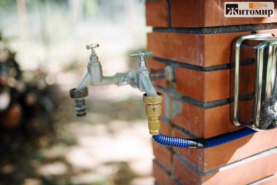 Faucet_with_a_hose_attached_to_it