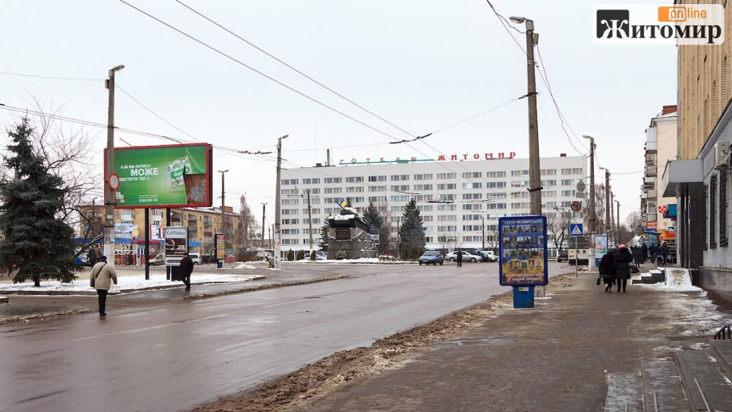 Готель_Житомир_-_panoramio Будівля на майдані Перемоги, 6 у Житомирі, де погодили рекламну вивіску на даху