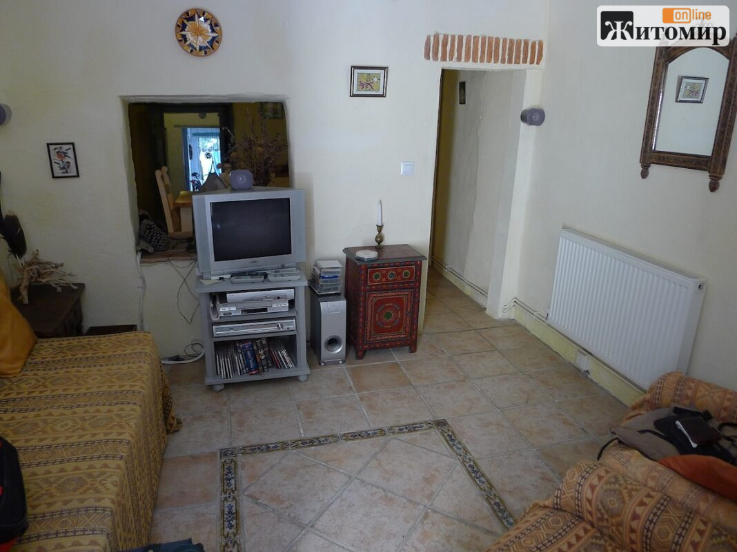 Living_room_with_radiator_(_central_heating_throughout_ground_floor_rooms)_-_Flickr_-_gailhampshire
