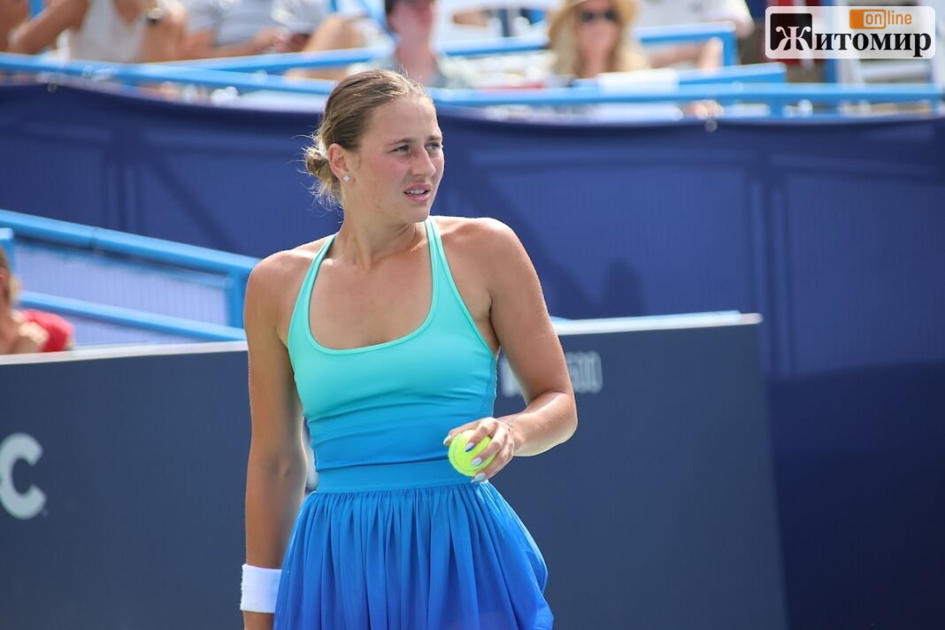 Marta_Kostyuk_(2025_DC_Open)_07 Марта Костюк грає в теніс — ілюстративне фото до проєкту School Match Point