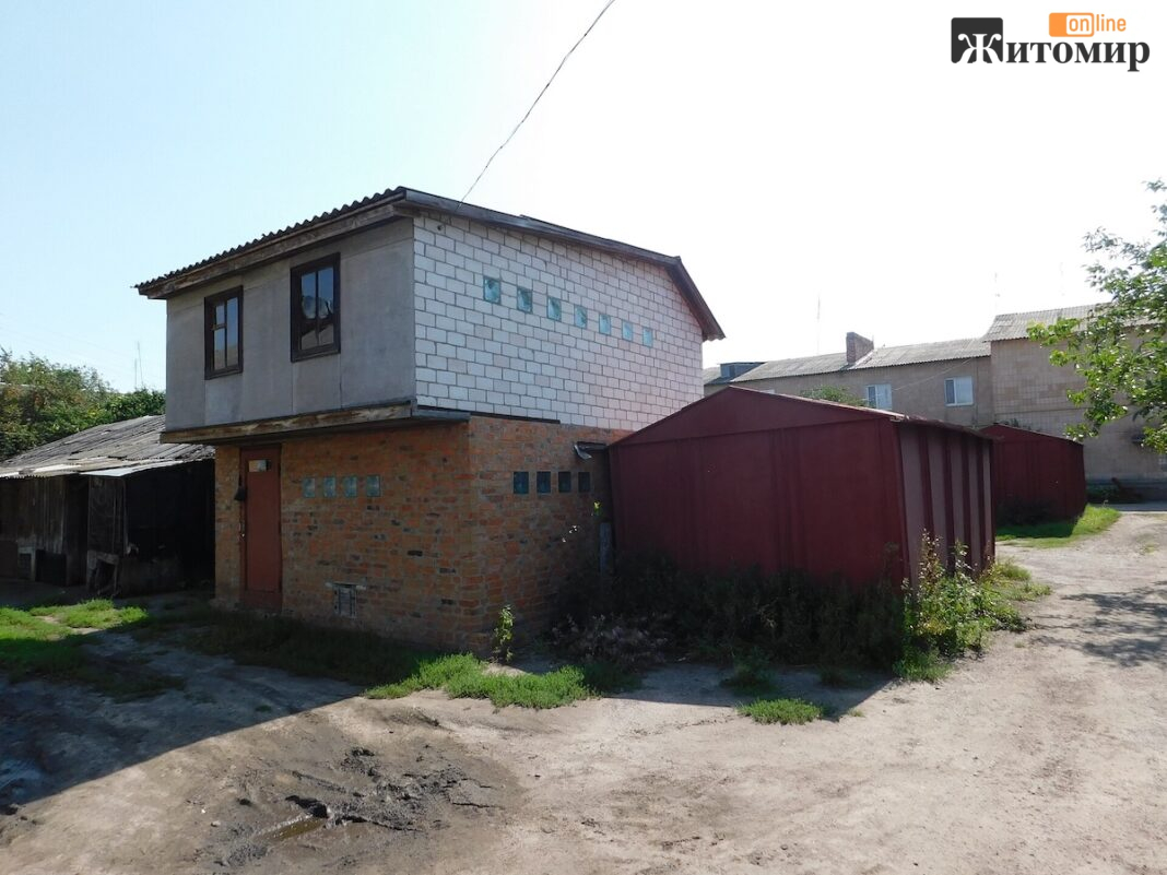 Shed_and_garage,_Mena,_Ukraine;_13.08.19 Металевий гараж біля житлової забудови