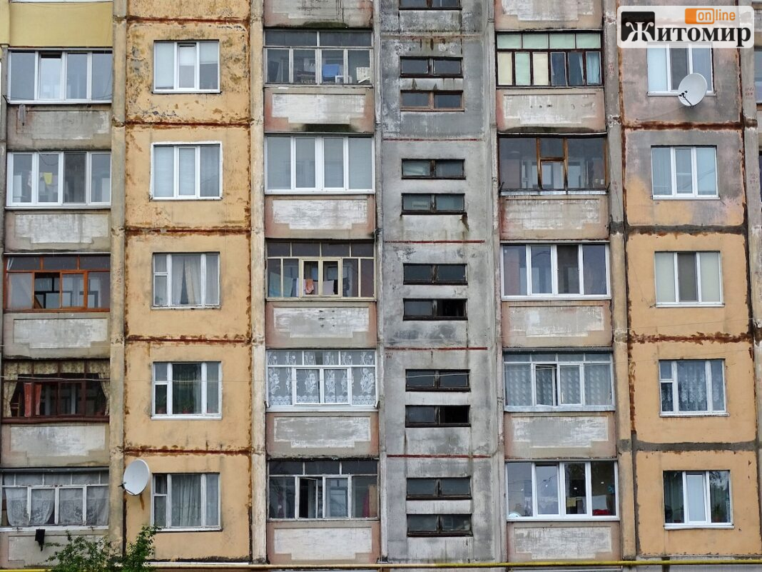 Soviet-Era_Apartment_Block_-_Zhytomyr_-_Polissya_Region_-_Ukraine_(26530152734)_(2) Житлова багатоповерхівка у Житомирі