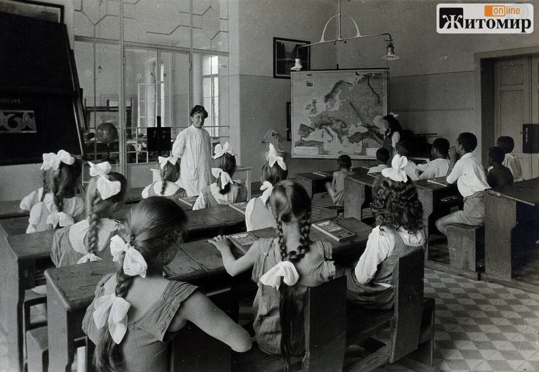 University_Children's_Hospital,_Vienna;_children_learning_ge_Wellcome_V0029020 Діти навчаються у школі при лікарні