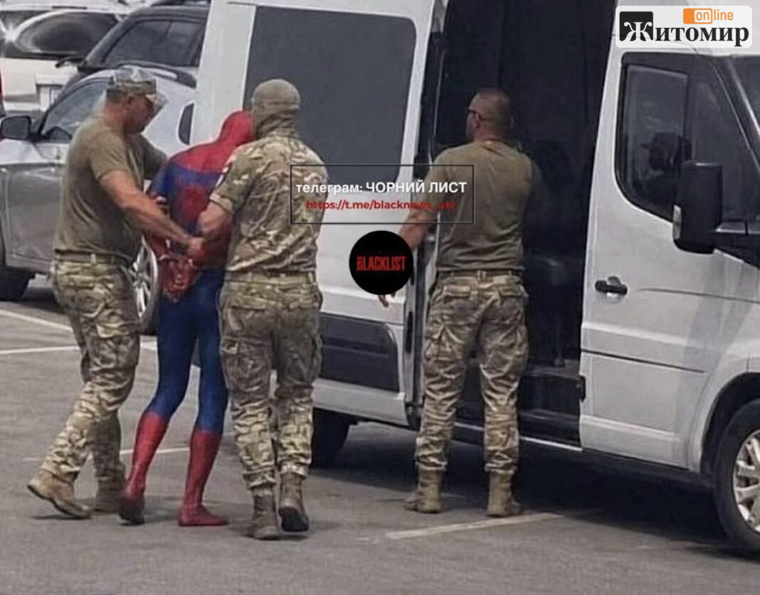 Фото з «Людиною-павуком» біля мікроавтобуса Чоловік у костюмі Людини-павука біля білого мікроавтобуса