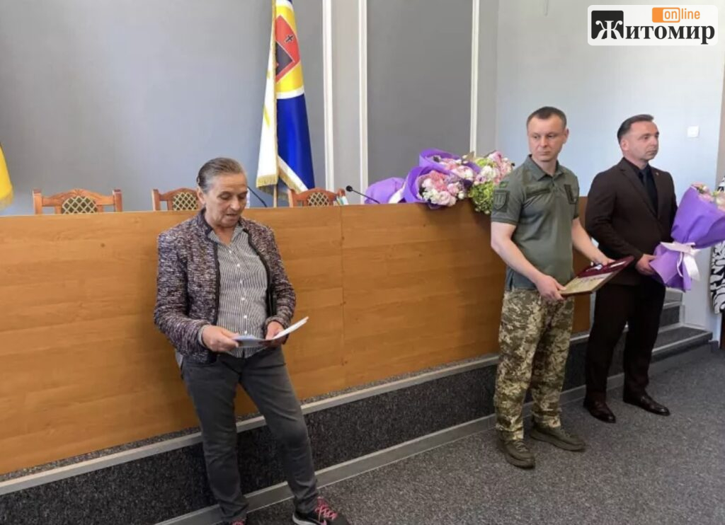 Мати загиблого воїна з Коростишева відмовилася від нагороди сина через стан Алеї Героїв - Події, Топ-новини. Джерело: Zhitomir-OnLine Мати загиблого воїна з Коростишева відмовилася від нагороди сина через стан Алеї Героїв - фото №
