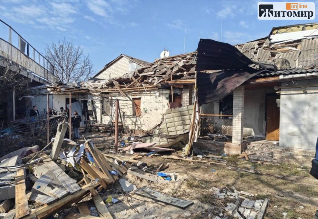 Screenshot Пошкоджений житловий будинок у Житомирі після російської атаки