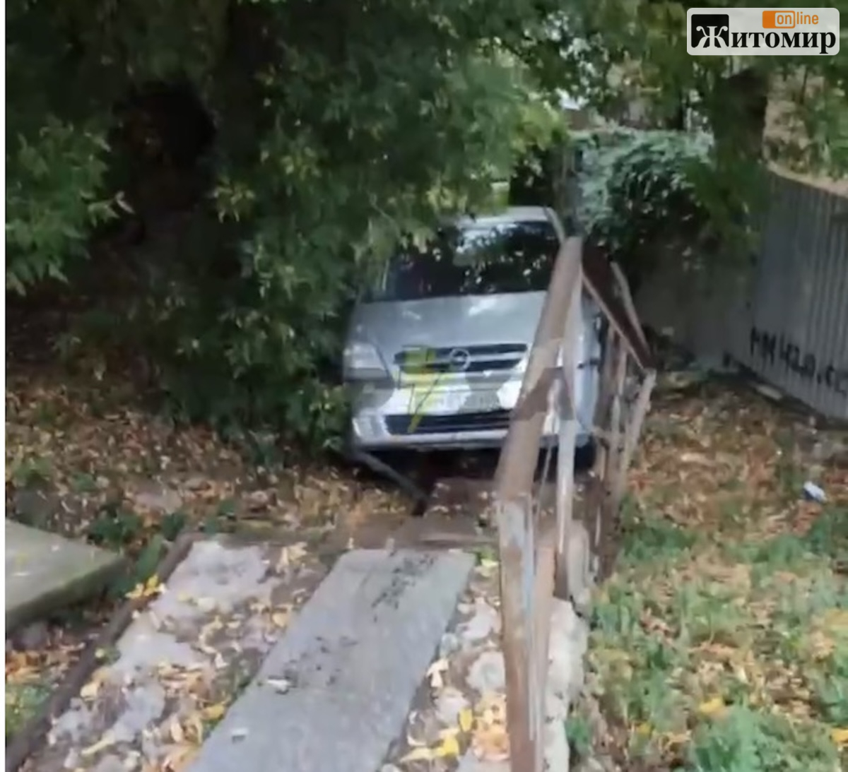 У Житомирі автівка без водія скотилася просто на сходи. ВІДЕО