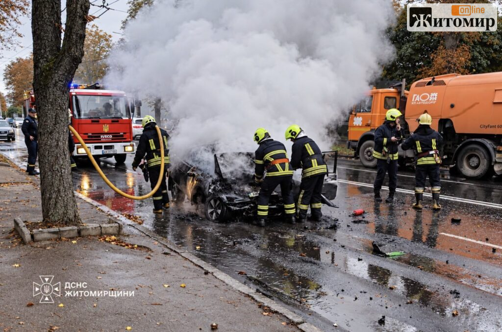 Очевидці витягли водія, але було запізно: у Житомирі після ДТП згорів легковий автомобіль із пасажиром - Події, Топ-новини. Джерело: Zhitomir-OnLine Очевидці витягли водія, але було запізно: у Житомирі після ДТП згорів легковий автомобіль із пасажиром - фото №1