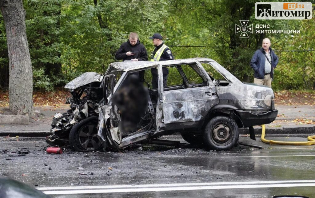 Очевидці витягли водія, але було запізно: у Житомирі після ДТП згорів легковий автомобіль із пасажиром - Події, Топ-новини. Джерело: Zhitomir-OnLine Очевидці витягли водія, але було запізно: у Житомирі після ДТП згорів легковий автомобіль із пасажиром - фото №2