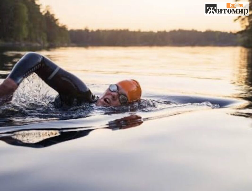 У Житомирі проведуть «Кубок трьох річок» з плавання на відкритій воді Плавець долає дистанцію у відкритій воді перед турніром «Кубок трьох річок» у Житомирі