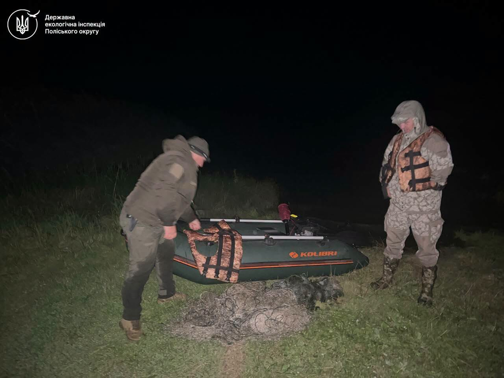 На Житомирщині під час нічного рейду інспектори вилучили 200 метрів браконьєрських сіток - Події. Джерело: Zhitomir-OnLine На Житомирщині під час нічного рейду інспектори вилучили 200 метрів браконьєрських сіток - фото №