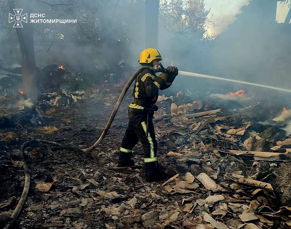 У селі Житомирського району сталася пожежа на фермі: горіли тюки соломи та сіна - Події. Джерело: Zhitomir-OnLine У селі Житомирського району сталася пожежа на фермі: горіли тюки соломи та сіна - фото №2