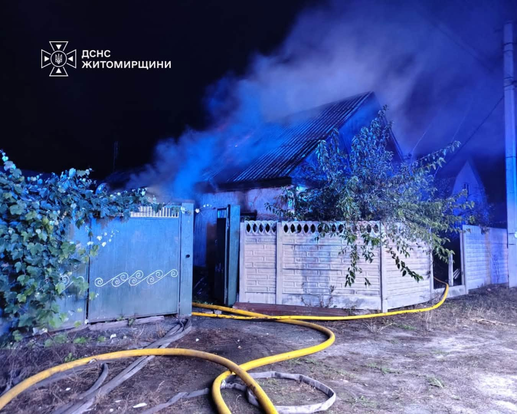 У селі на Житомирщині під час ліквідації пожежі рятувальники виявили тіло людини - Події. Джерело: Zhitomir-OnLine У селі на Житомирщині під час ліквідації пожежі рятувальники виявили тіло людини - фото №