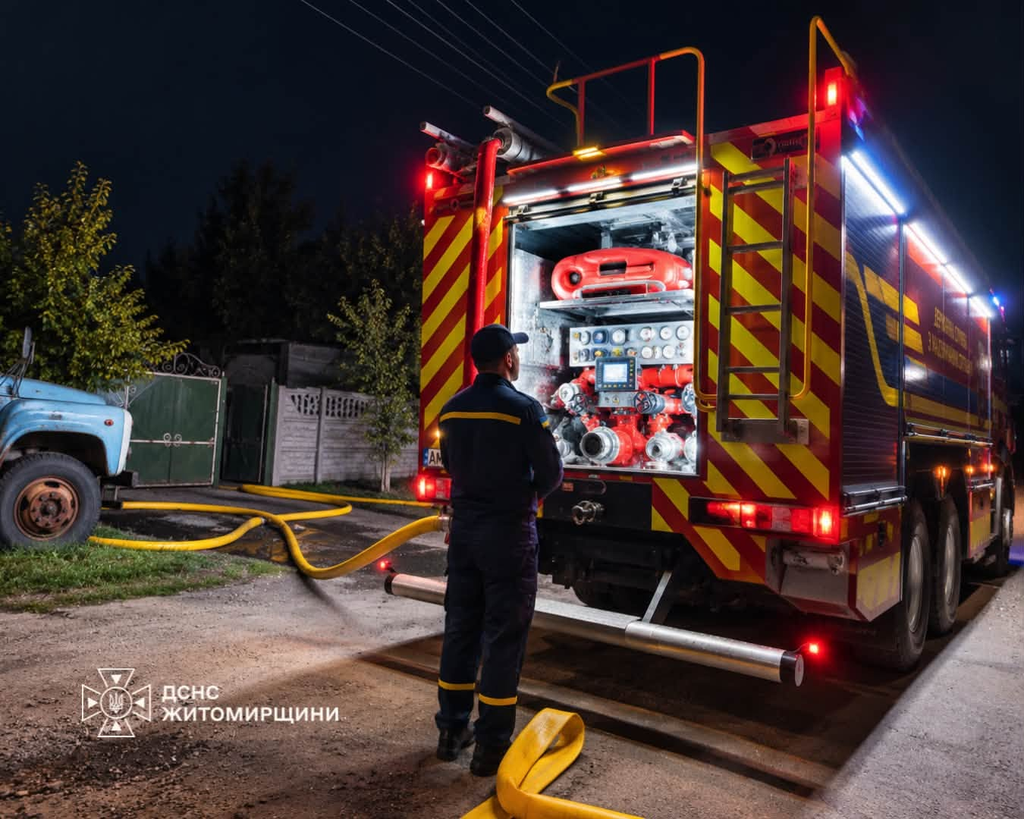 У селі на Житомирщині під час ліквідації пожежі рятувальники виявили тіло людини - Події. Джерело: Zhitomir-OnLine У селі на Житомирщині під час ліквідації пожежі рятувальники виявили тіло людини - фото №1