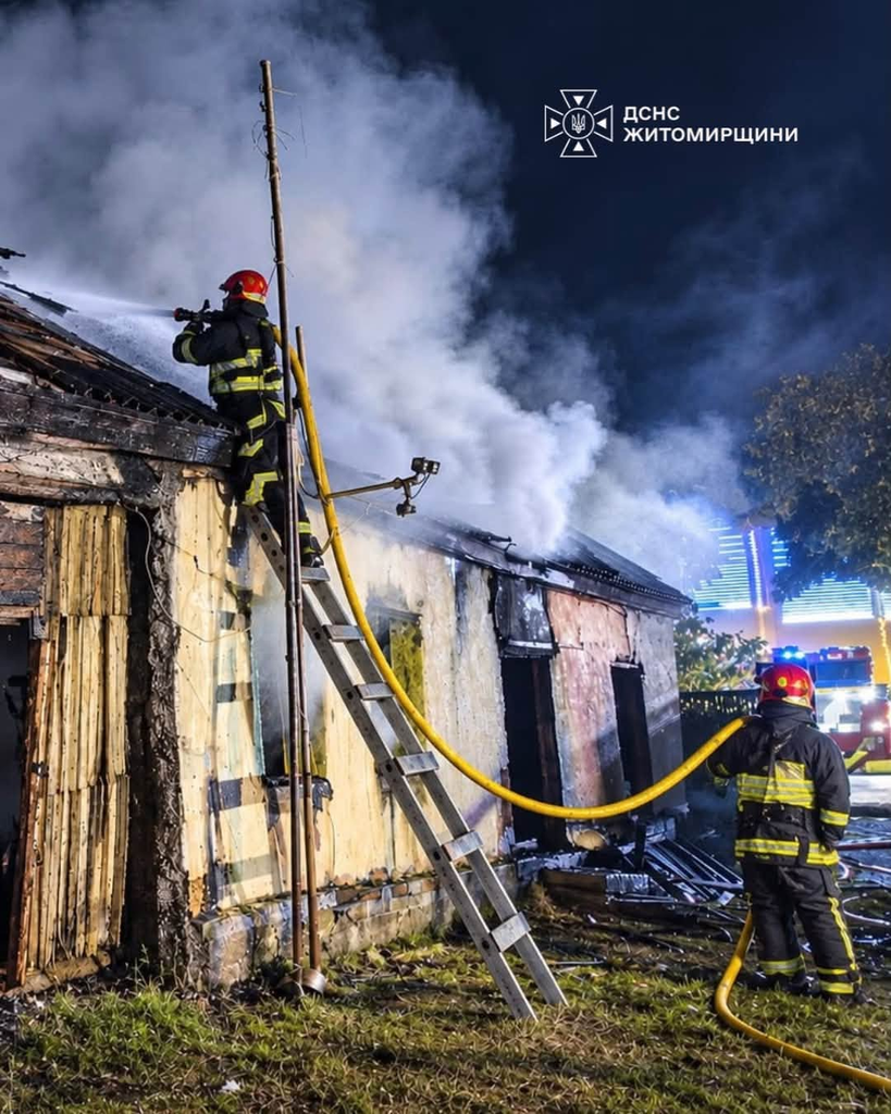 У селі на Житомирщині під час ліквідації пожежі рятувальники виявили тіло людини - Події. Джерело: Zhitomir-OnLine У селі на Житомирщині під час ліквідації пожежі рятувальники виявили тіло людини - фото №2
