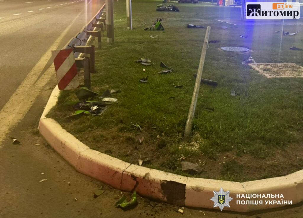 Розворот на трасі закінчився тяжкою ДТП: біля Березини мотоцикліст потрапив у реанімацію - Інформація. Джерело: Zhitomir-OnLine Розворот на трасі закінчився тяжкою ДТП: біля Березини мотоцикліст потрапив у реанімацію - фото №1