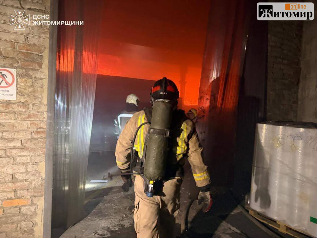 Два цивільні об’єкти й чотири вантажівки: у Житомирській громаді завершили ліквідацію наслідків атаки. ВІДЕО - Інформація. Джерело: Zhitomir-OnLine Два цивільні об’єкти й чотири вантажівки: у Житомирській громаді завершили ліквідацію наслідків атаки. ВІДЕО - фото №1
