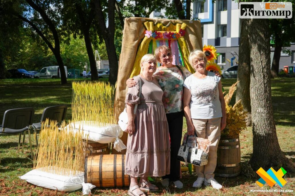 79-річна пасічниця, вареники й танці: у Житомирі вперше провели фестиваль для літніх людей - Культура, Події. Джерело: Zhitomir-OnLine 79-річна пасічниця, вареники й танці: у Житомирі вперше провели фестиваль для літніх людей - фото №1