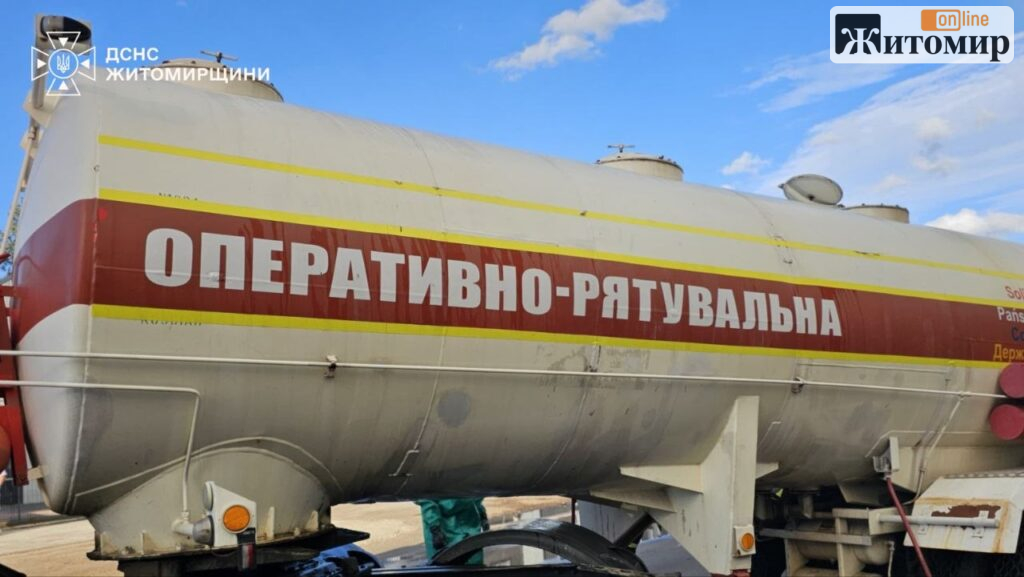 Рятувальники заходили у задимлені приміщення: що відбувається на місці удару на Житомирщині. ВІДЕО - фото №