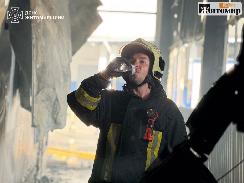 Рятувальники заходили у задимлені приміщення: що відбувається на місці удару на Житомирщині. ВІДЕО - фото №2