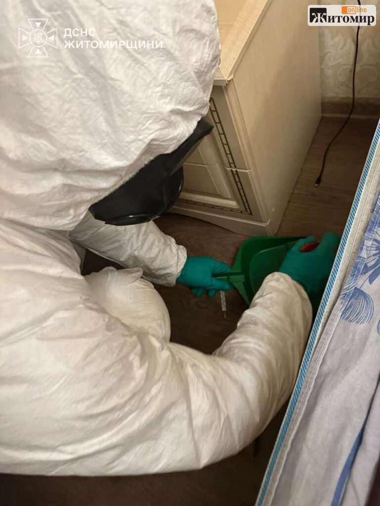 Випадково впустили на підлогу: у Житомирі фахівці ДСНС у захисних костюмах збирали ртуть у квартирі - Події. Джерело: Zhitomir-OnLine Випадково впустили на підлогу: у Житомирі фахівці ДСНС у захисних костюмах збирали ртуть у квартирі - фото №