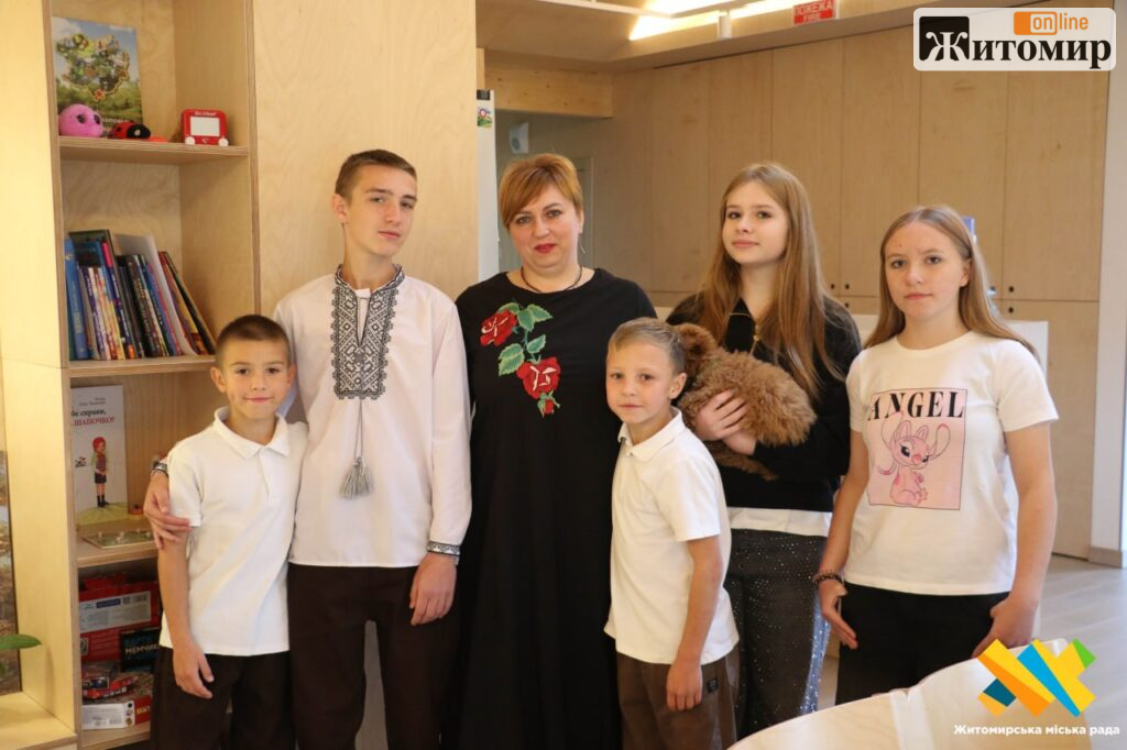 У Житомирі переселенці з Харківщини створили дитячий будинок сімейного типу: Естонія збудувала для них дім - Події. Джерело: Zhitomir-OnLine У Житомирі переселенці з Харківщини створили дитячий будинок сімейного типу: Естонія збудувала для них дім - фото №