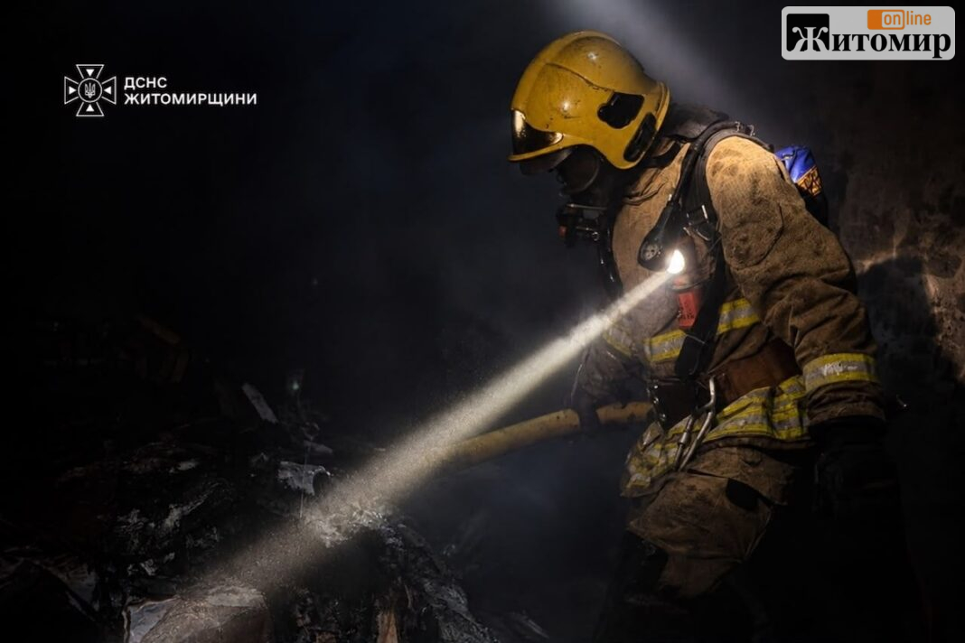 Наслідки атаки дронів на Житомирщину 25 жовтня Рятувальник ліквідовує наслідки нічної атаки дронів на Житомирщину
